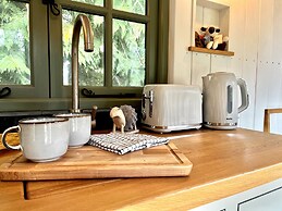 The Crooked Gate - Luxury Romantic Getaway