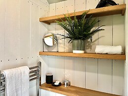 The Crooked Gate - Luxury Romantic Getaway