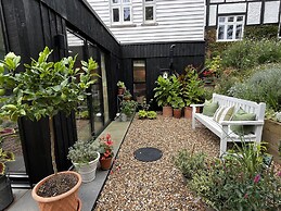 The Crooked Gate - Luxury Romantic Getaway