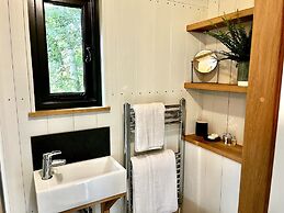 The Crooked Gate - Luxury Romantic Getaway