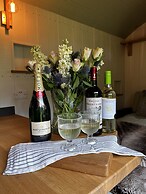 The Crooked Gate - Luxury Romantic Getaway