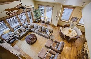 The Lookout by Avantstay Beautiful Mountain Escape w/ Hot Tub & Movie 