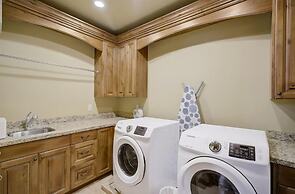 The Lookout by Avantstay Beautiful Mountain Escape w/ Hot Tub & Movie 