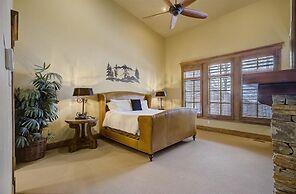 The Lookout by Avantstay Beautiful Mountain Escape w/ Hot Tub & Movie 