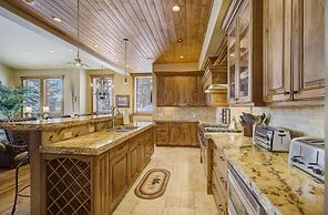 The Lookout by Avantstay Beautiful Mountain Escape w/ Hot Tub & Movie 