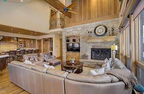 The Lookout by Avantstay Beautiful Mountain Escape w/ Hot Tub & Movie 