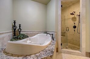 The Lookout by Avantstay Beautiful Mountain Escape w/ Hot Tub & Movie 