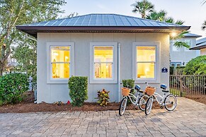 Perry by Avantstay Walk to Miramar Beach! w/ Pool & Guest House!