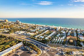 Perry by Avantstay Walk to Miramar Beach! w/ Pool & Guest House!