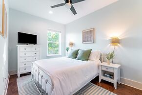 Perry by Avantstay Walk to Miramar Beach! w/ Pool & Guest House!