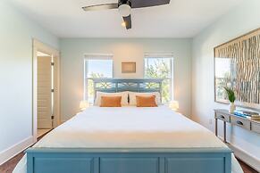 Perry by Avantstay Walk to Miramar Beach! w/ Pool & Guest House!