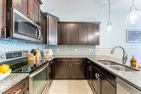 Perry by Avantstay Walk to Miramar Beach! w/ Pool & Guest House!