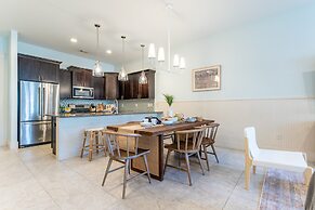 Perry by Avantstay Walk to Miramar Beach! w/ Pool & Guest House!