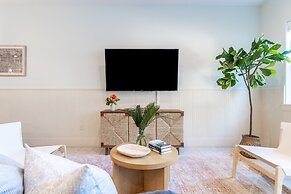 Perry by Avantstay Walk to Miramar Beach! w/ Pool & Guest House!