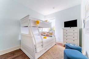 Perry by Avantstay Walk to Miramar Beach! w/ Pool & Guest House!