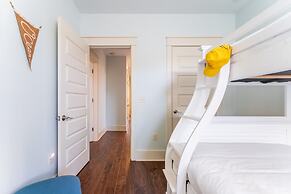 Perry by Avantstay Walk to Miramar Beach! w/ Pool & Guest House!