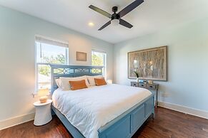 Perry by Avantstay Walk to Miramar Beach! w/ Pool & Guest House!