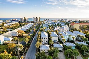 Perry by Avantstay Walk to Miramar Beach! w/ Pool & Guest House!
