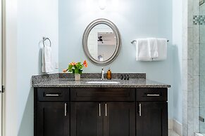 Perry by Avantstay Walk to Miramar Beach! w/ Pool & Guest House!