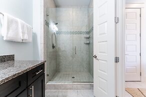 Perry by Avantstay Walk to Miramar Beach! w/ Pool & Guest House!