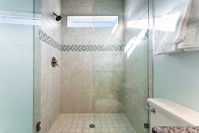 Perry by Avantstay Walk to Miramar Beach! w/ Pool & Guest House!