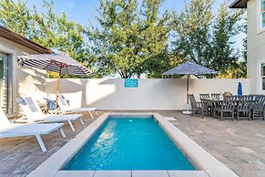 Perry by Avantstay Walk to Miramar Beach! w/ Pool & Guest House!