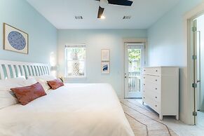 Perry by Avantstay Walk to Miramar Beach! w/ Pool & Guest House!