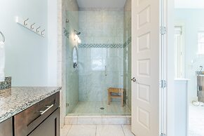 Perry by Avantstay Walk to Miramar Beach! w/ Pool & Guest House!