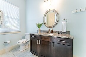 Perry by Avantstay Walk to Miramar Beach! w/ Pool & Guest House!