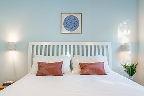 Perry by Avantstay Walk to Miramar Beach! w/ Pool & Guest House!