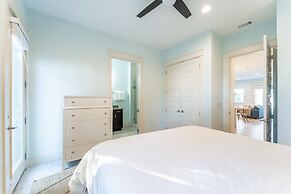 Perry by Avantstay Walk to Miramar Beach! w/ Pool & Guest House!
