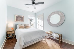 Perry by Avantstay Walk to Miramar Beach! w/ Pool & Guest House!