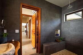 Luxe 4 Bdrm Villa w Epic Oceanview Infinity Pool