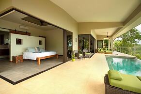 Luxe 4 Bdrm Villa w Epic Oceanview Infinity Pool