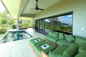 Luxe 4 Bdrm Villa w Epic Oceanview Infinity Pool