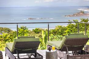 Luxe 4 Bdrm Villa w Epic Oceanview Infinity Pool