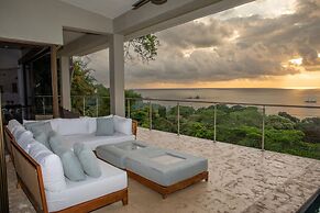 Luxe 4 Bdrm Villa w Epic Oceanview Infinity Pool