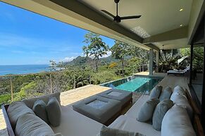 Luxe 4 Bdrm Villa w Epic Oceanview Infinity Pool