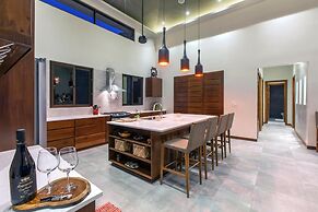 Luxe 4 Bdrm Villa w Epic Oceanview Infinity Pool