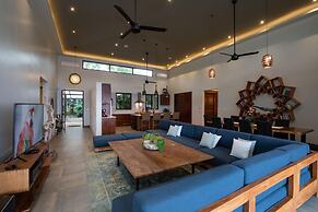 Luxe 4 Bdrm Villa w Epic Oceanview Infinity Pool