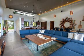 Luxe 4 Bdrm Villa w Epic Oceanview Infinity Pool