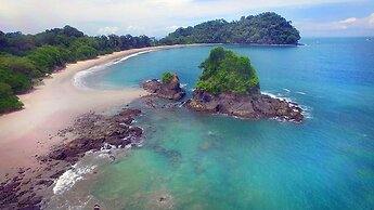 Luxe 4 Bdrm Villa w Epic Oceanview Infinity Pool