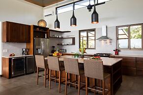 Luxe 4 Bdrm Villa w Epic Oceanview Infinity Pool