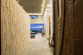 Luxe 4 Bdrm Villa w Epic Oceanview Infinity Pool