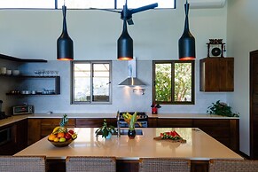 Luxe 4 Bdrm Villa w Epic Oceanview Infinity Pool