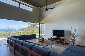 Luxe 4 Bdrm Villa w Epic Oceanview Infinity Pool