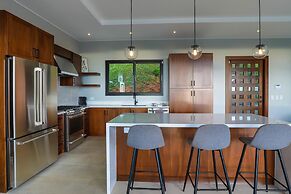 Dreamy Jungle Ocean-view Luxury Villa w Pool