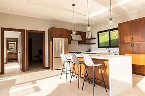 Dreamy Jungle Ocean-view Luxury Villa w Pool