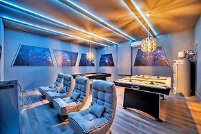 2089elcir 8 Bedroom Villa by RedAwning