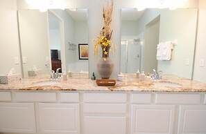 Penthouse Lake View 3 Bed Condo Convention Center 3 Bedroom Condo by R